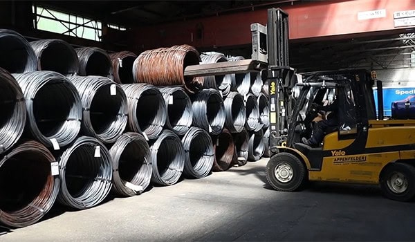 Gabelstapler nimmt Stahlrolle auf Transport Logistik GmbH - Full Service Logistic aus Iserlohn - Gabelstapler nimmt Stahlrolle auf