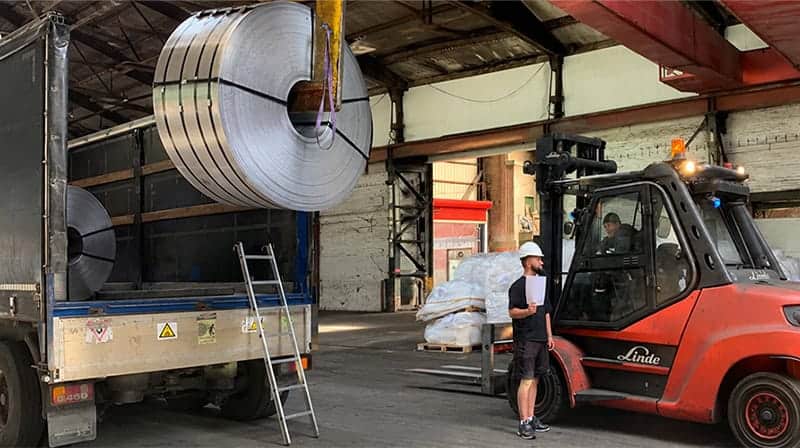Lagerhalle mit Lastwagen und Gabelstapler Transport Logistik GmbH - Full Service Logistic aus Iserlohn - Lagerhalle mit Lastwagen und Gabelstapler