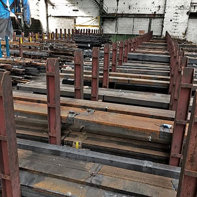 Stabstahl Lagerung in Industriehalle